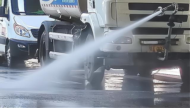 为什么阴天下雨环卫局的洒水车还要工作环卫工追洒水车作业引争议 官方通报为什么西安有些地方的洒水车下雨天照样洒水，而马路旁边的树快旱死也没见浇水